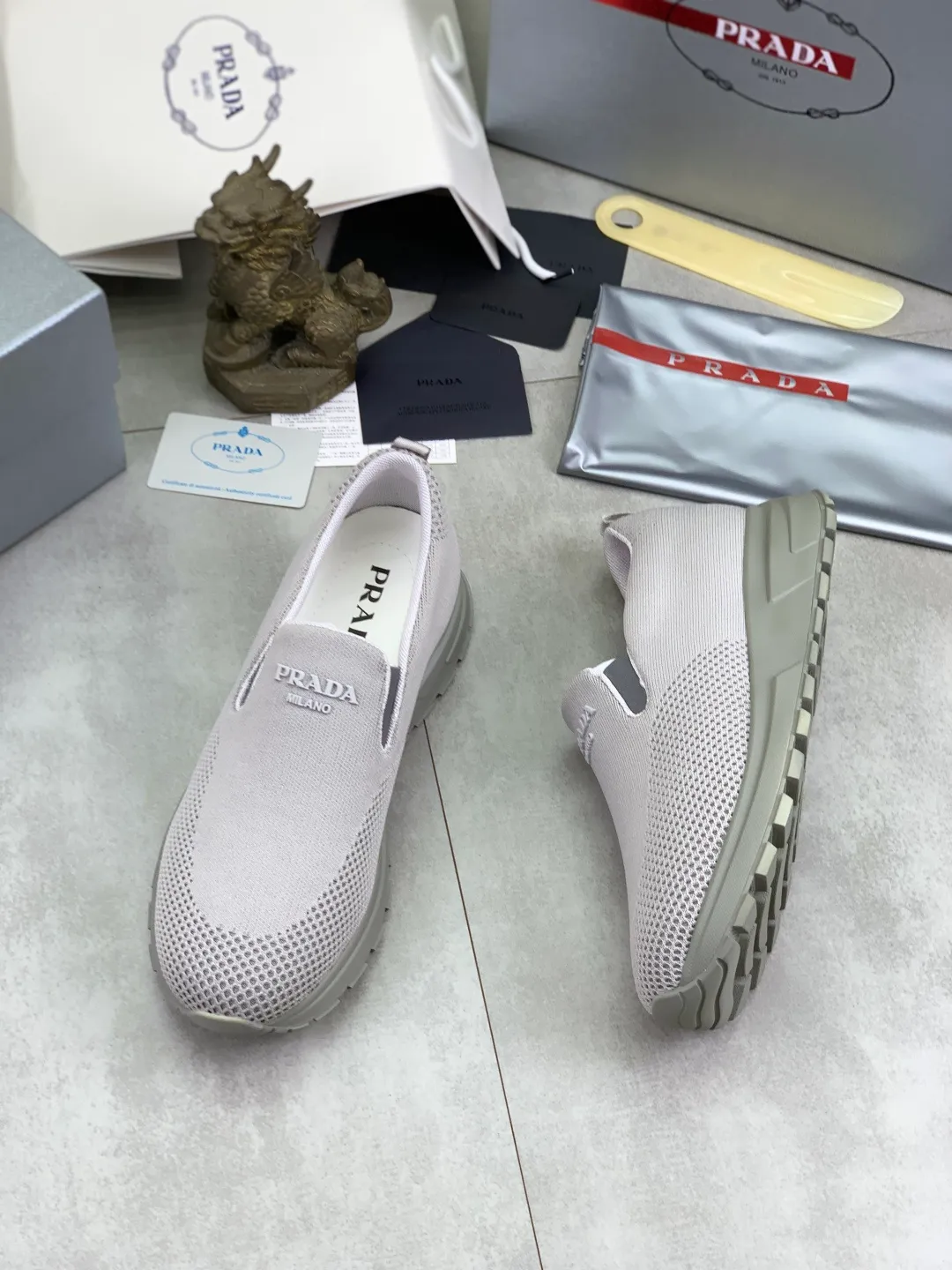 Men's shoes 💰P560💰[New model] Flying weave series (summer must-have) is now available on the official website, 🆘 Trendy brand (Prada) mainly promotes popular models, avant-garde and versatile fashionable men's shoes, private version molding, cowhide surface splicing 1:1.. Simple fashion, original imported cowhide lining and cowhide feet; the atmosphere and personality are more fashionable, eye-catching and pursuing class. It will subvert the old idea and be a must-have for fashion trendsetters with you! Must keep it for yourself! High-end comfort and low-end, high-end quality workmanship. Size: 38-45 6️⃣colors available.
